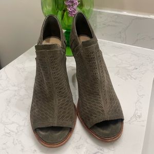 VINCE CAMUTO Size 7 heeled sandal/clog